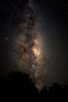 科幻电影《星际迷途》官方海报，宇宙星云背景下宇航员孤身漂浮，冷蓝色调震撼视觉