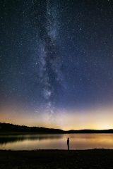 纪录片《光年之外》封面，浩瀚宇宙星系俯瞰，蓝紫色调震撼